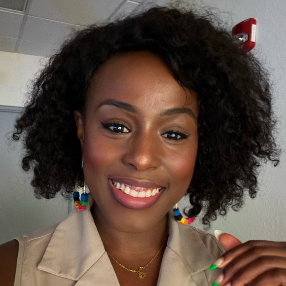 Meet your Posher, Renée! - Picture 3 of 14